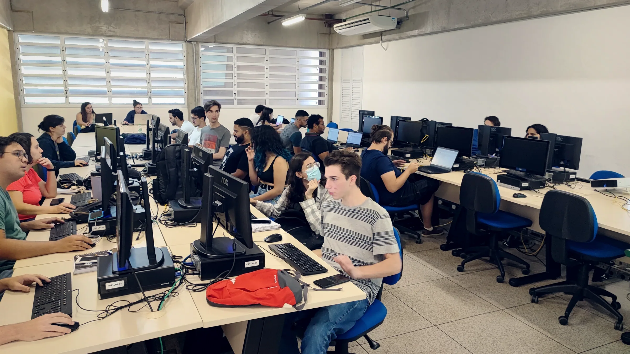 Turma do SAPdoZero em laboratório da Fatec de Ribeirão Preto